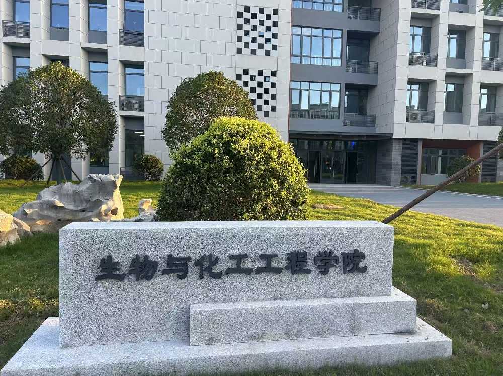 长寿区扬州职业大学体育场高杆灯项目